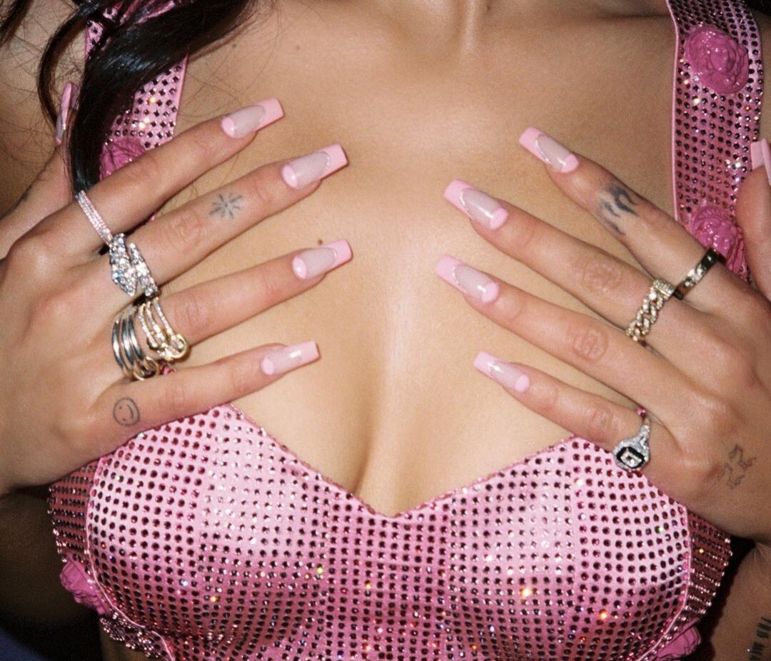 La manicura rosada que utilizó Dua Lipa en los Grammys ya es tendencia