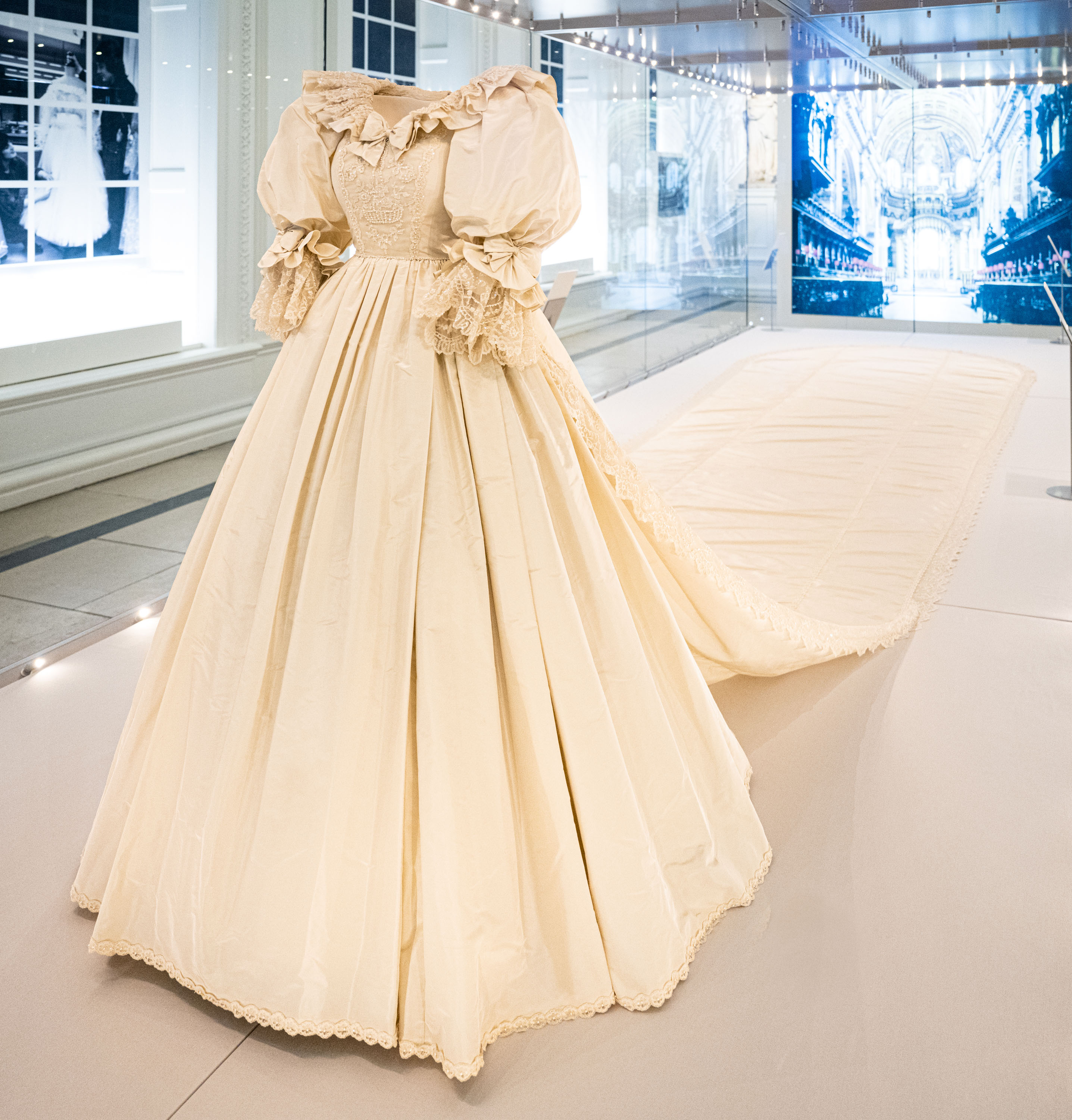 El vestido de novia de la princesa Diana estará en exhibición por primera vez en 25 años