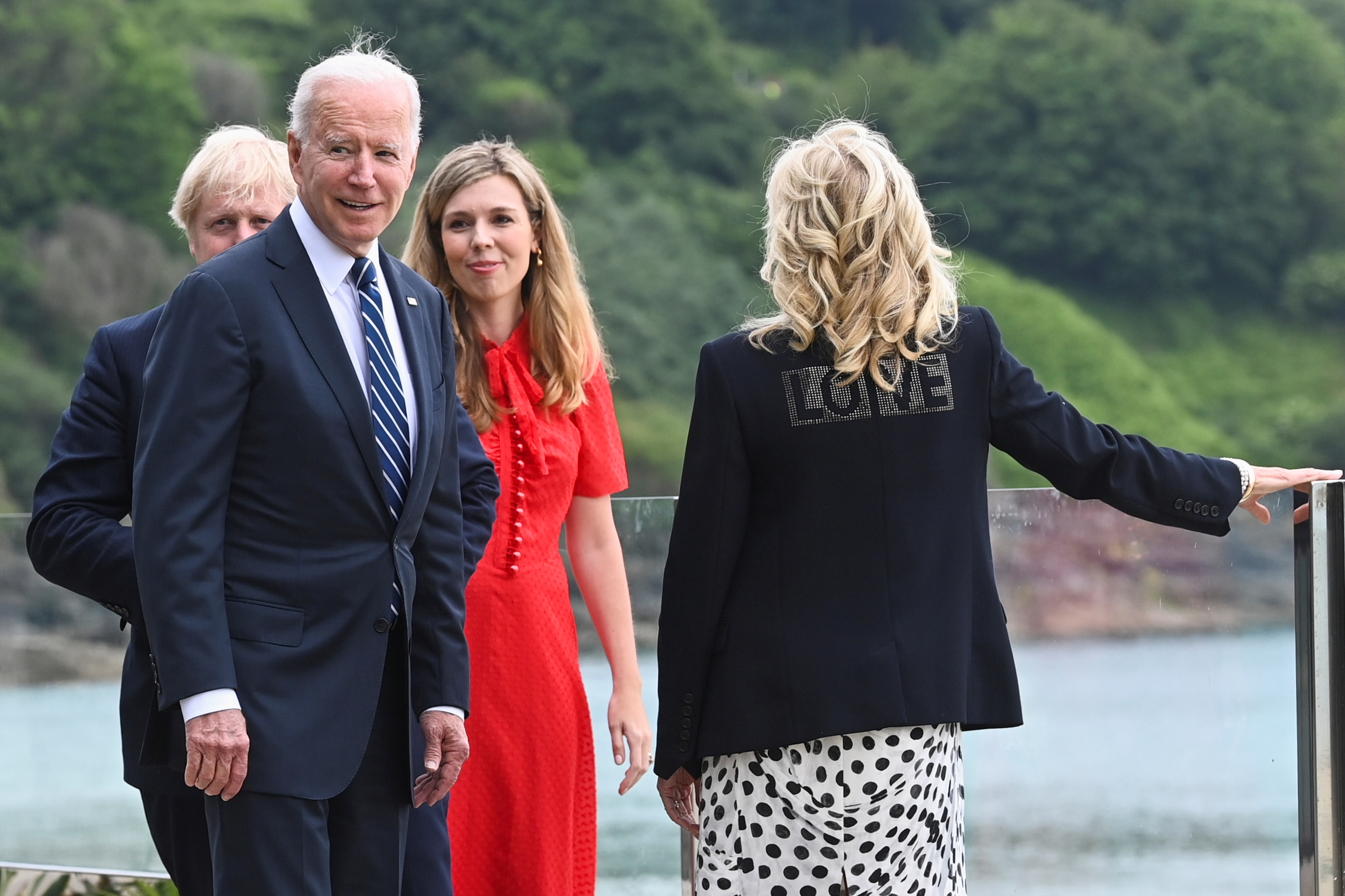 La primera dama Jill Biden manda un mensaje de amor a través de su outfit