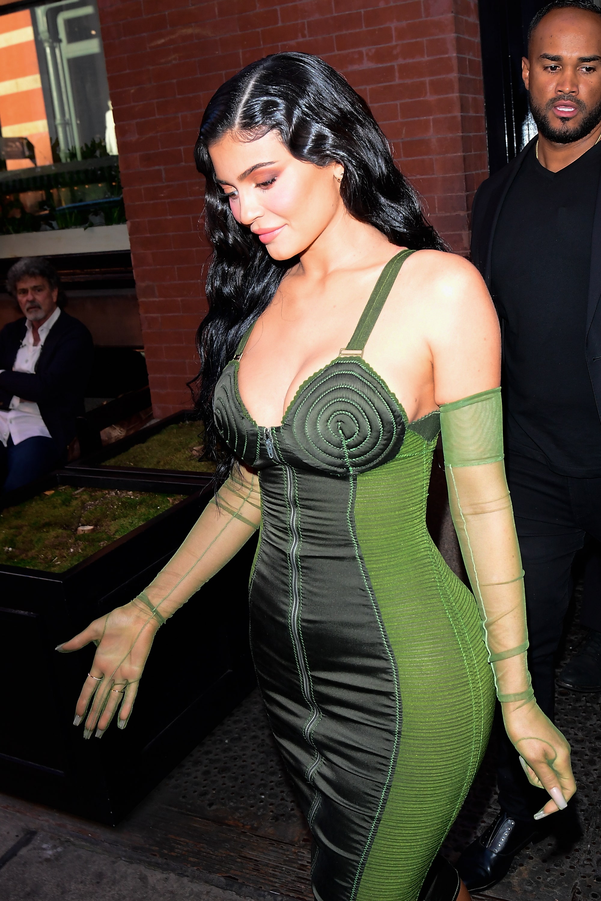 Celebrity Style: Kylie Jenner parece confirmar su regreso con Travis Scott en un vestido vintage de Jean Paul Gaultier