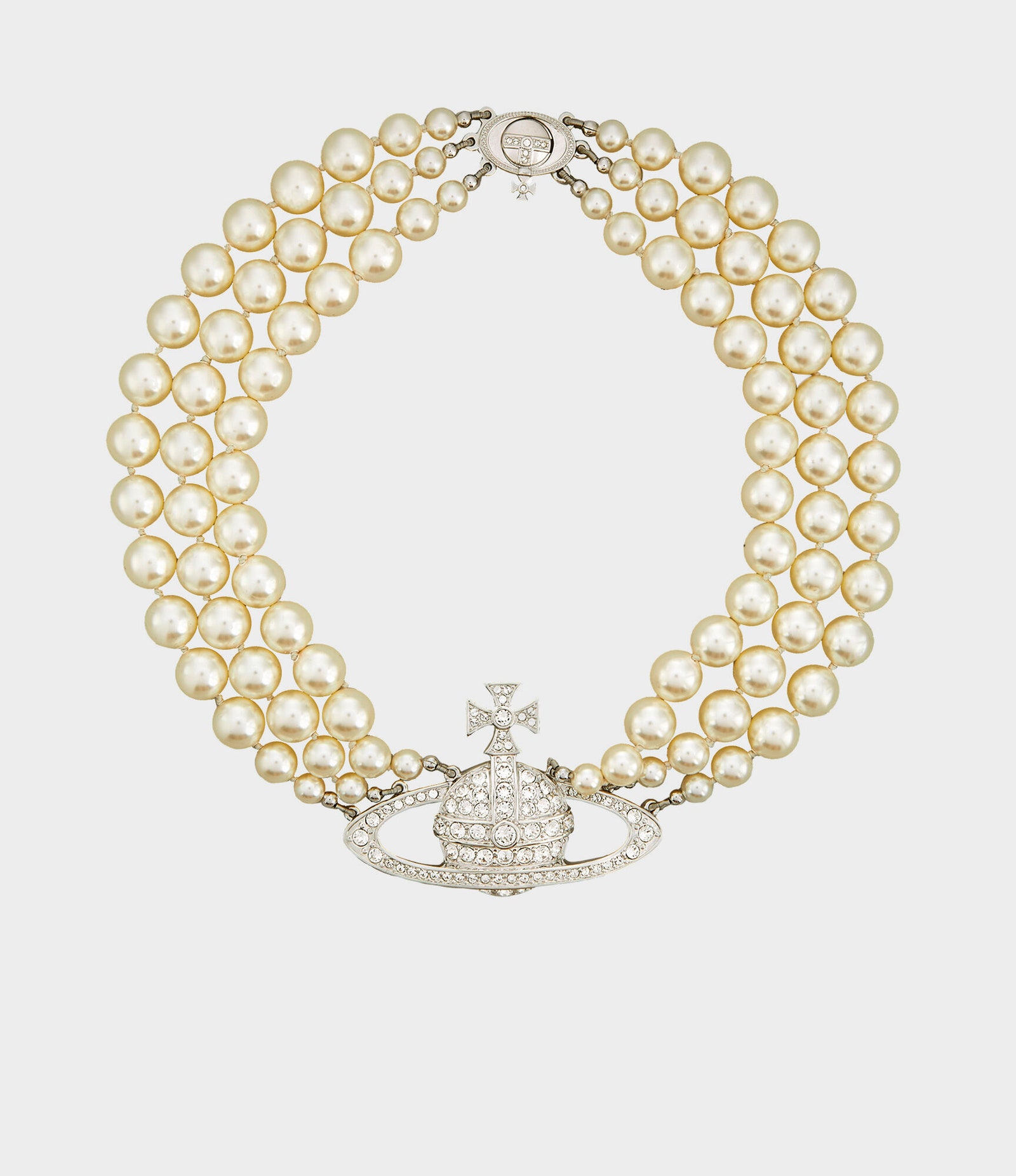 El collar de moda en TikTok que fue diseñado por Vivienne Westwood hace 30 años