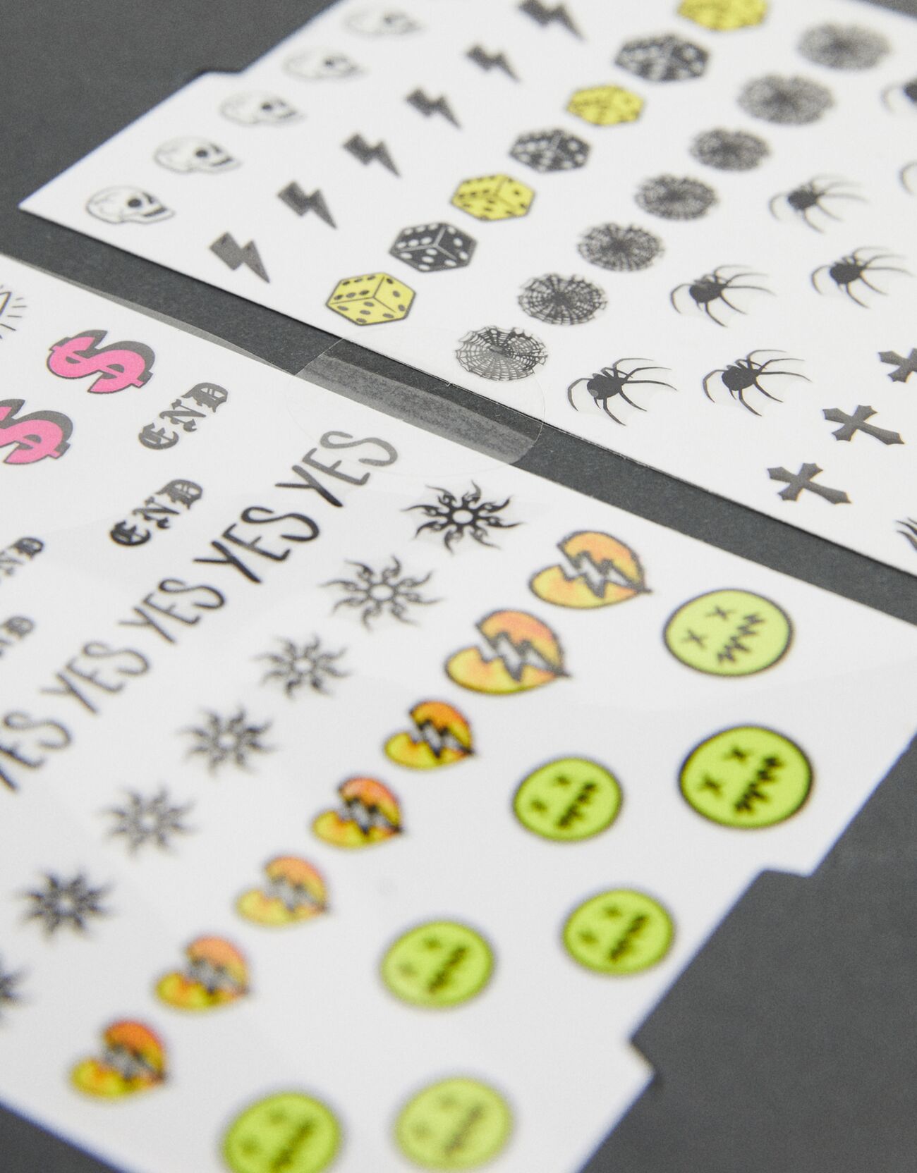 Manicura de stickers, la nueva tendencia que hará que tus uñas se conviertan en un lienzo