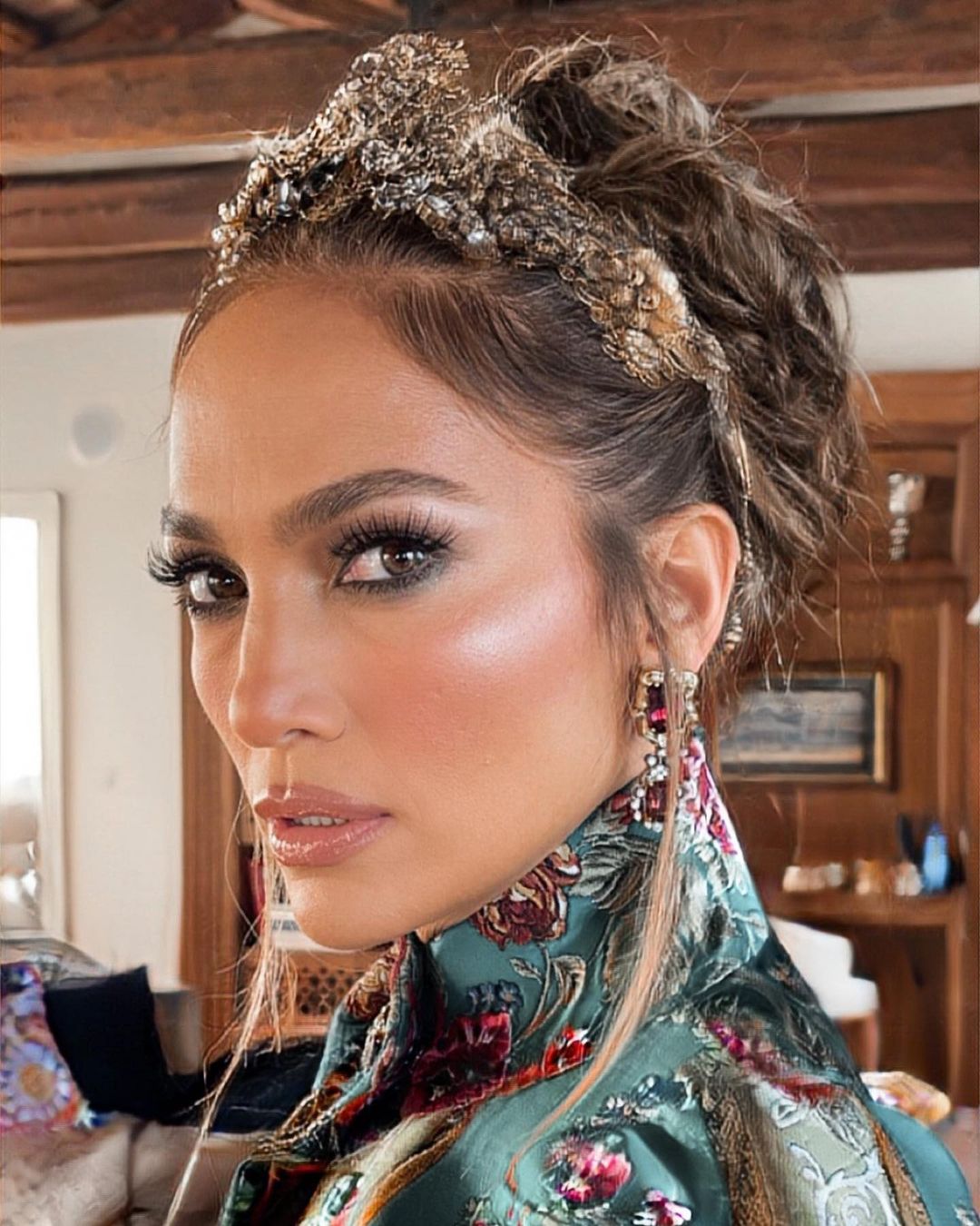 5 diademas para copiar el espectacular look de Jennifer Lopez en el desfile de Dolce & Gabbana