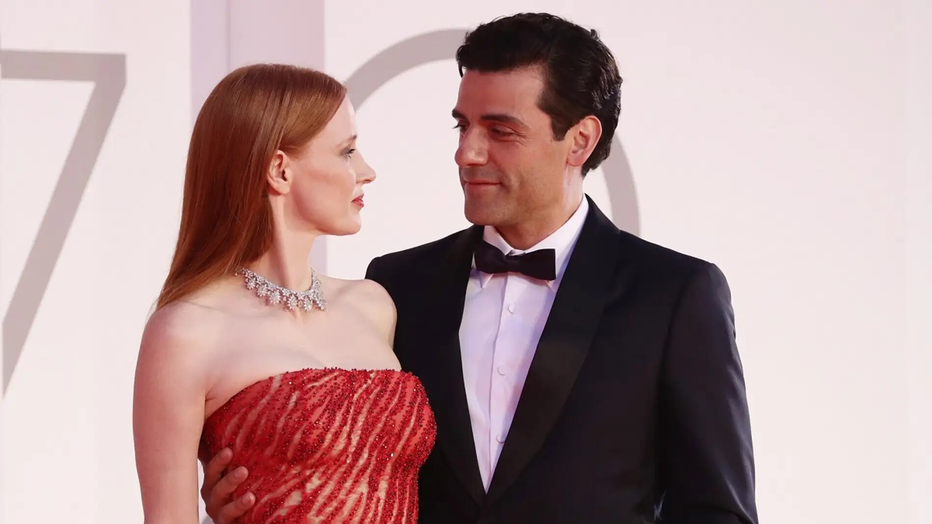 Jessica Chastain y Oscar Isaac inmortalizan especial momento en el Festival de Cine de Venecia