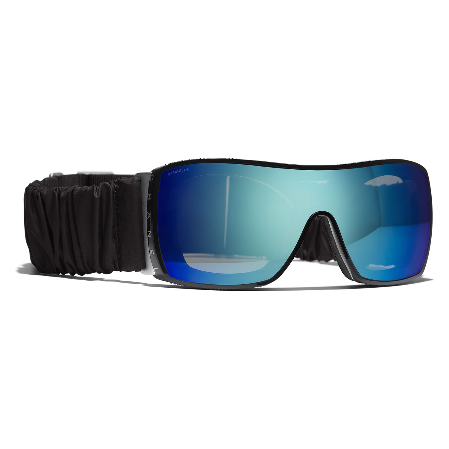 Conoce la colección Eyewear de CHANEL ideal para un día en la montaña