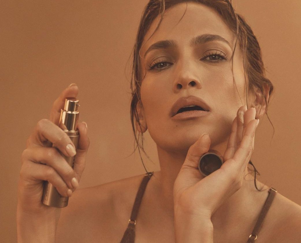 Jennifer Lopez comparte los trucos de su rutina de limpieza facial nocturna
