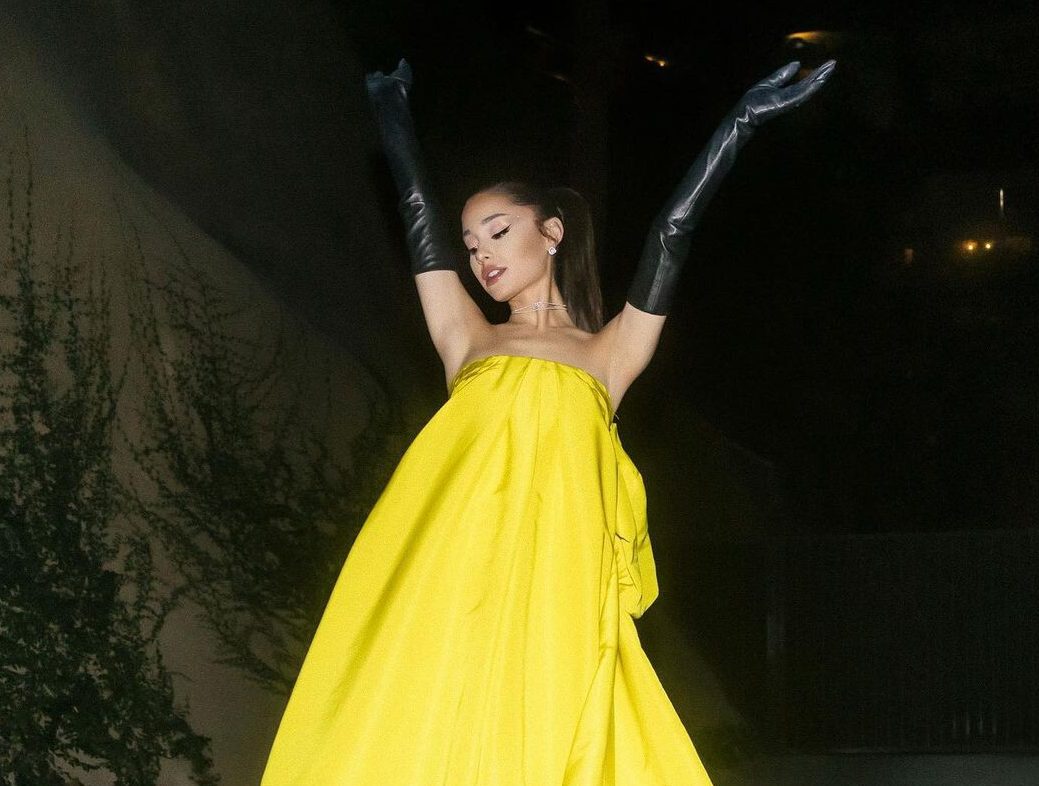 Ariana Grande apuesta por el amarillo en su último look de alfombra roja
