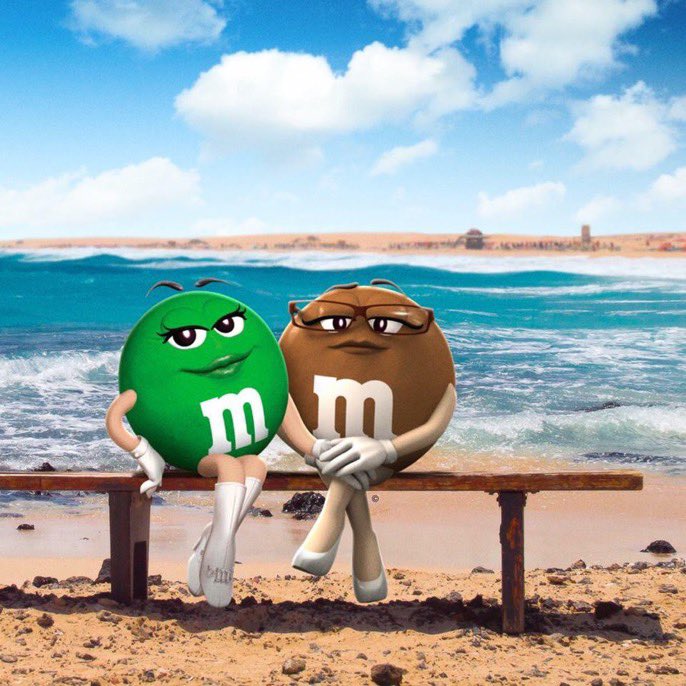 M&M verde cambia su look por tenis deportivos, mientras que Brown queda con zapatillas de tacón bajo