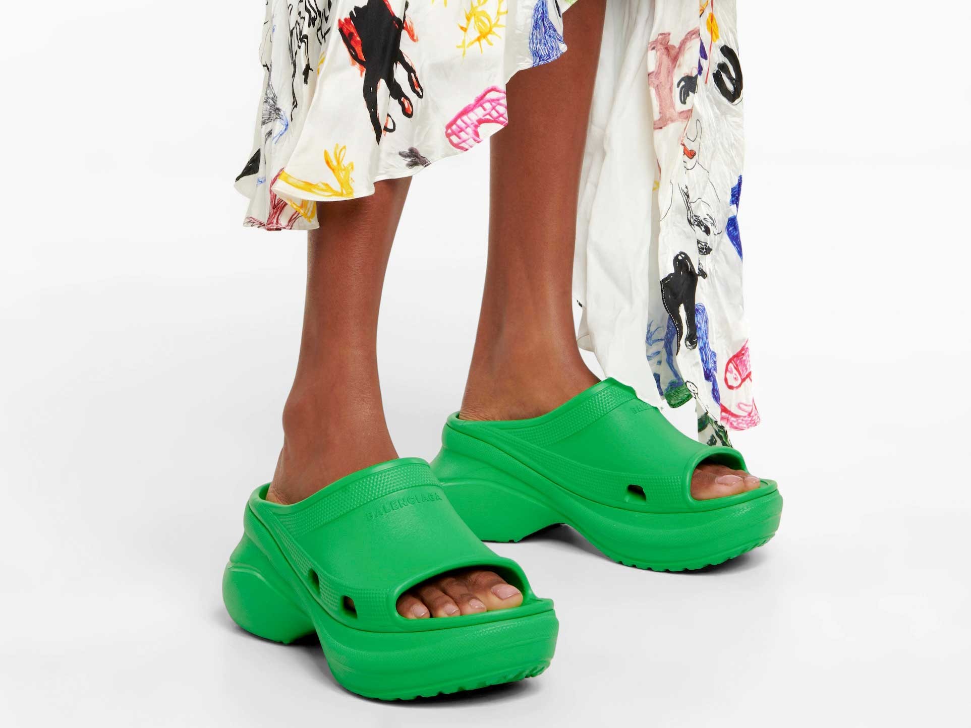 BALENCIAGA × Crocs / Pool Crocs / 40 Balenciaga y Crocs lanzan las Pool Slide | Grazia México y