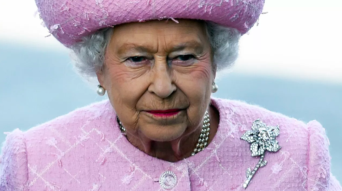 Esta es la historia del broche de diamante rosa de la reina Elizabeth II