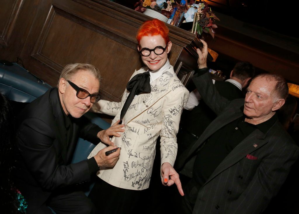 El traje de la oscarizada diseñadora Sandy Powell con más de 200 firmas de Hollywood