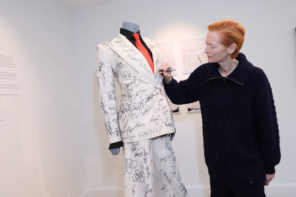 El traje de la oscarizada diseñadora Sandy Powell con más de 200 firmas de Hollywood