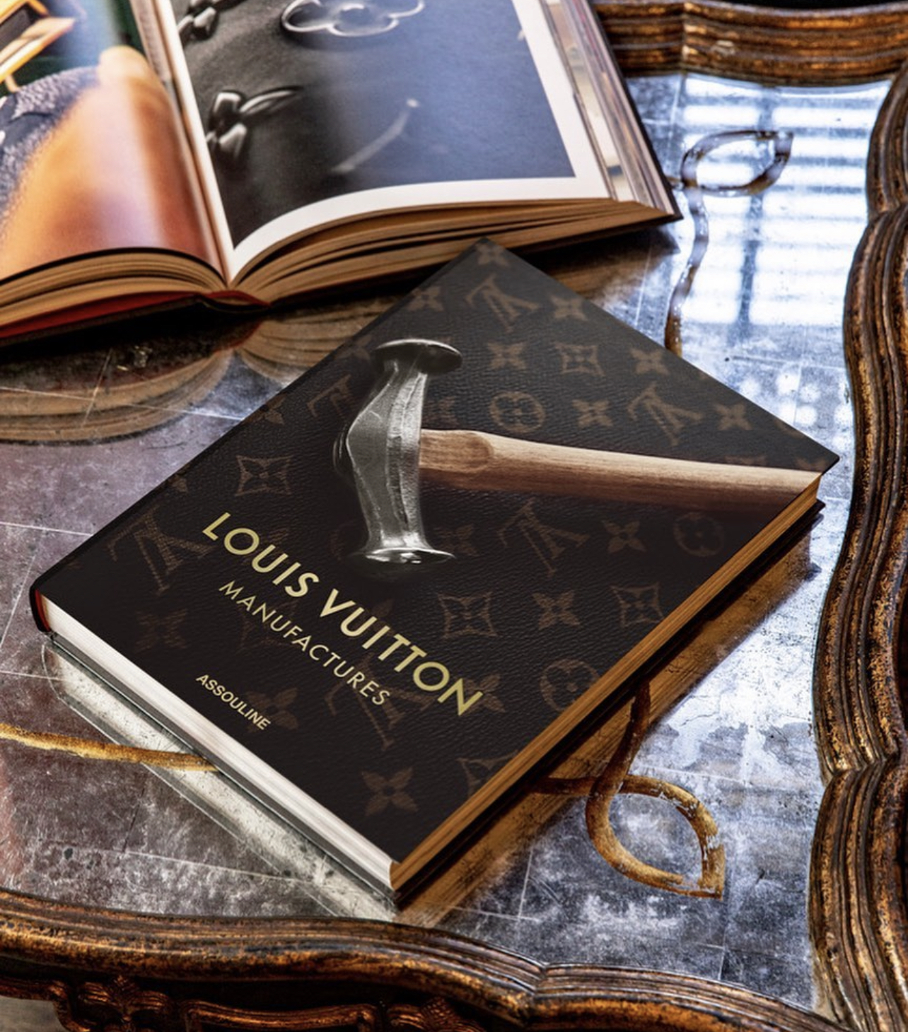 Louis Vuitton Manufactures es el nuevo libro de la casa francesa publicado  por Assouline.