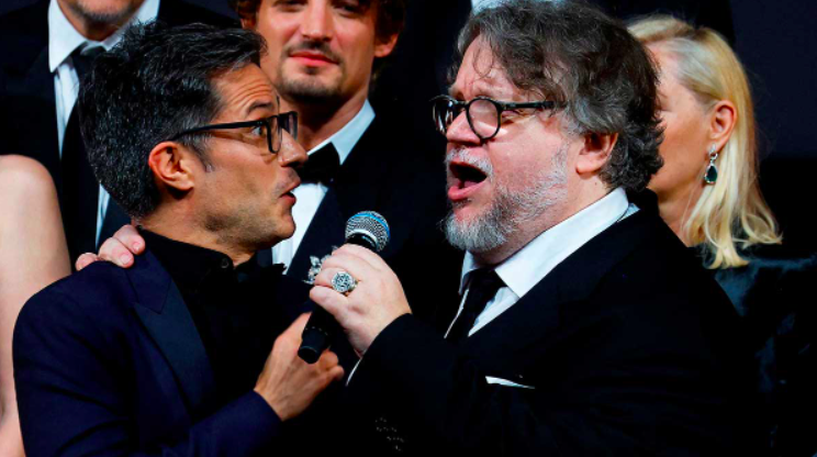 Gael García Bernal y Guillermo Del Toro cantan una ranchera en Cannes