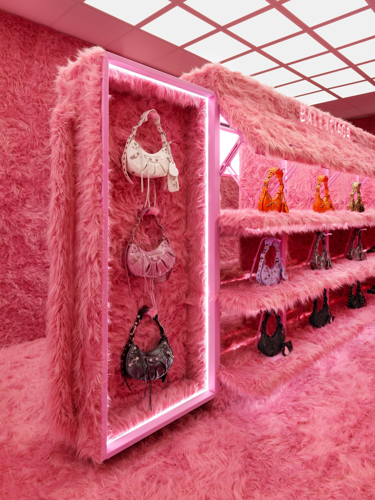 Balenciaga se tapiza de rosa para celebrar una de sus más populares líneas de bolsos Le Cagole