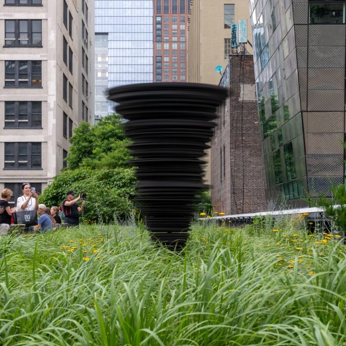 Meriem Bennani presenta su obra "Windy" en High Line Park, Nueva York