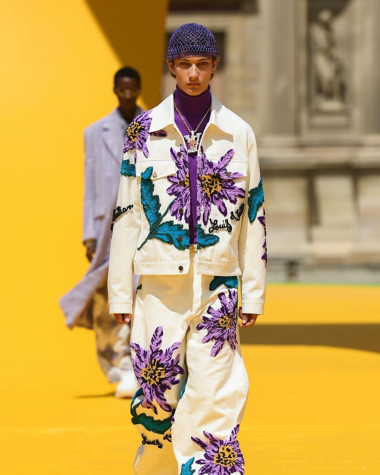 A la oficina con traje fucsia: así renueva Virgil Abloh la sastrería  tradicional para Louis Vuitton