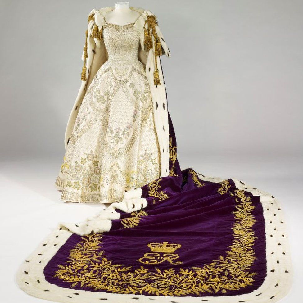 El vestido y la capa de coronación de la reina Elizabeth II están en exhibición en Windsor