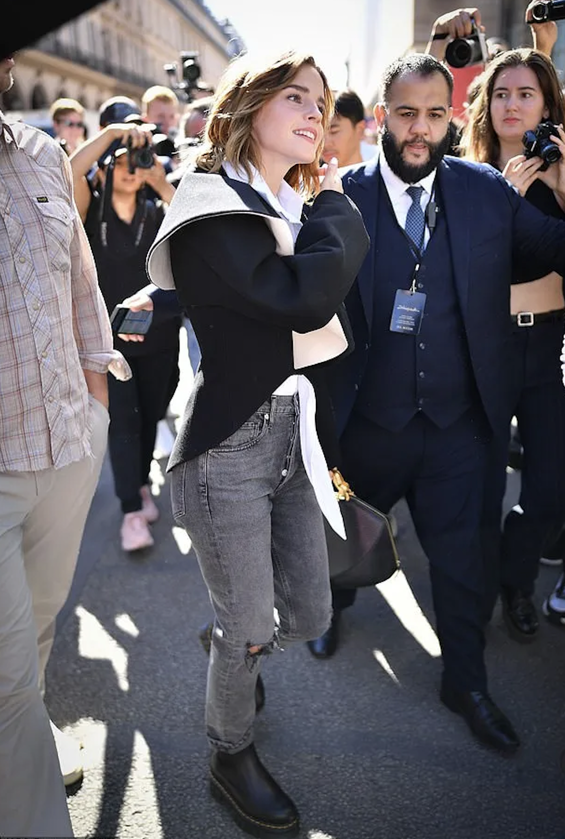 Emma Watson presenta un look de Alta Costura en el desfile de Schiaparelli