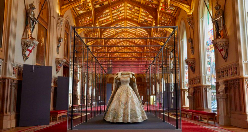 El vestido y la capa de coronación de la reina Elizabeth II están en exhibición en Windsor