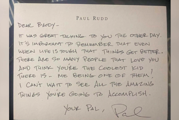 Paul Rudd da apoyo emocional a un estudiante de secundaria en un duro momento