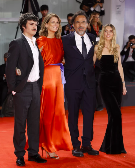 Mexicanos visten Prada y Fendi durante estreno en Venecia de ‘Bardo’, lo último de Iñárritu