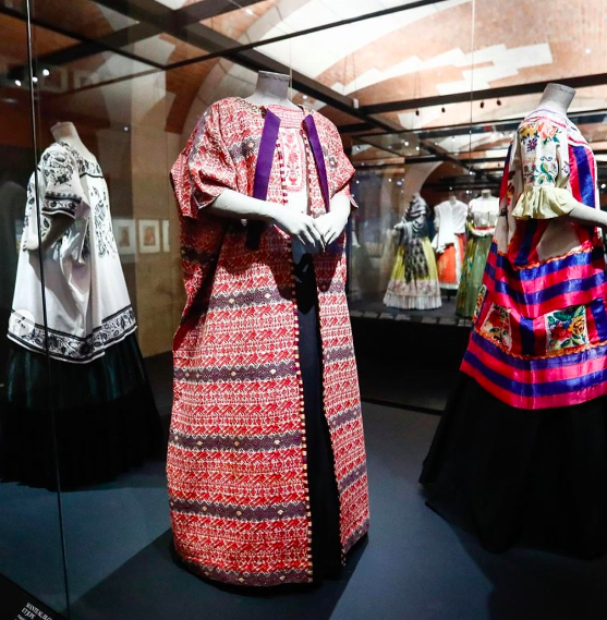 Frida Kahlo llega al Museo de la Moda de París para romper estereotipos