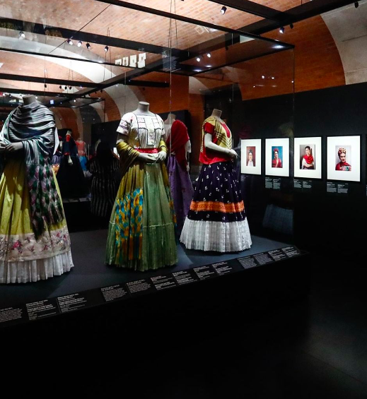 Frida Kahlo llega al Museo de la Moda de París para romper estereotipos