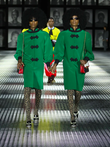 Gucci subió a la pasarela en Milán a 68 pares de gemelos idénticos