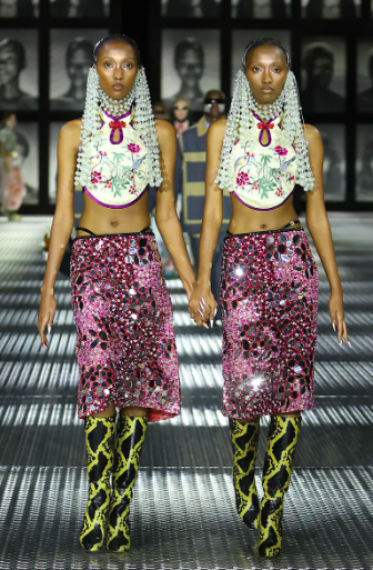 Gucci subió a la pasarela en Milán a 68 pares de gemelos idénticos