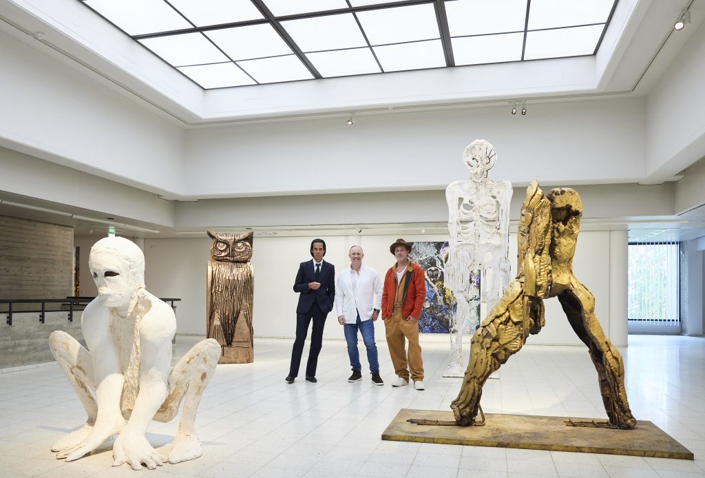 Brad Pitt se estrena como escultor en la exposición “We” en Finlandia
