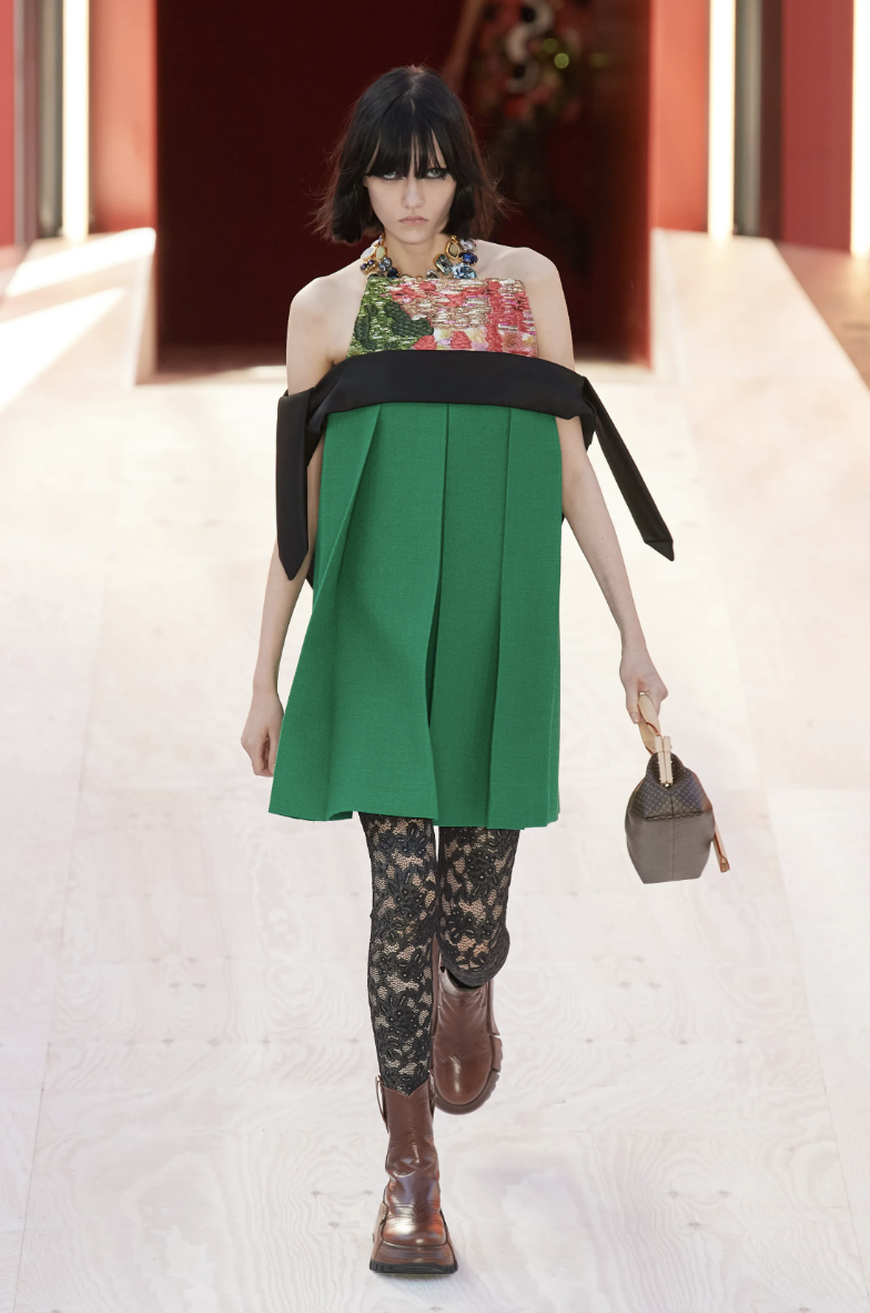 Todo lo que queremos para la primavera de 2023 son los pantalones paper bag  de Rosalía en el desfile de Louis Vuitton ¡y los hemos encontrado! -  Stilo