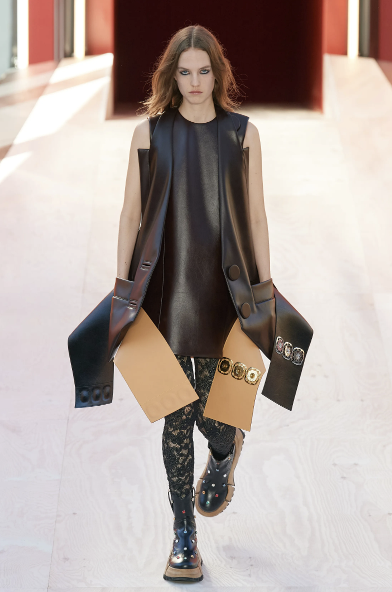 Louis Vuitton Backstage listo para ponerse de París otoño invierno Dos  modelos vistiendo ruched chaqueta gris, la falda y el vestido, el pelo en  una Fotografía de stock - Alamy