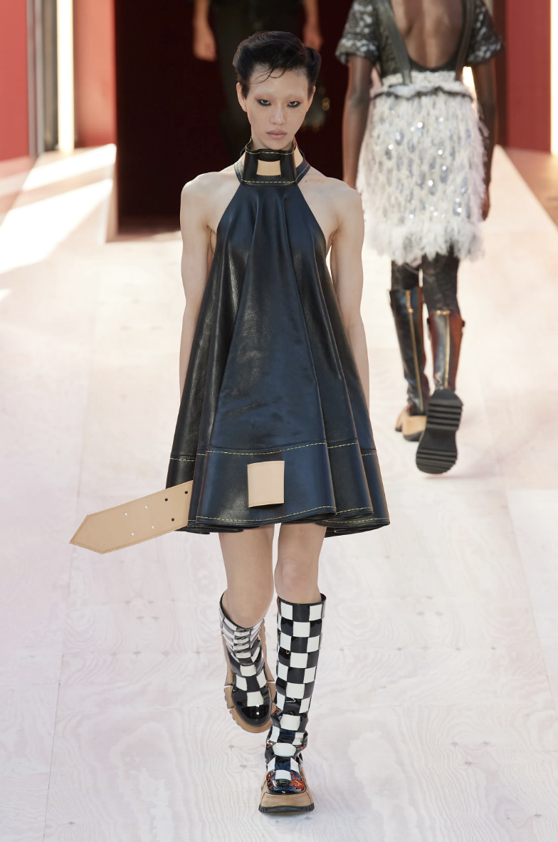 Louis Vuitton sabe los cuatro mejores trucos para ponerse un pañuelo esta  primavera, Moda, S Moda