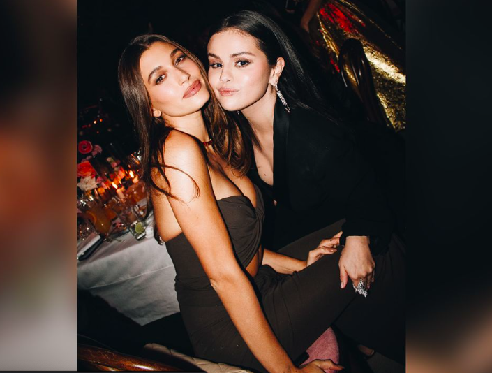 Hailey Bieber y Selena Gomez sonríen juntas para una fotografía en una gala