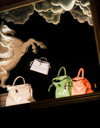 Hermès estrenó en París una obra de teatro itinerante sobre la “ligereza”