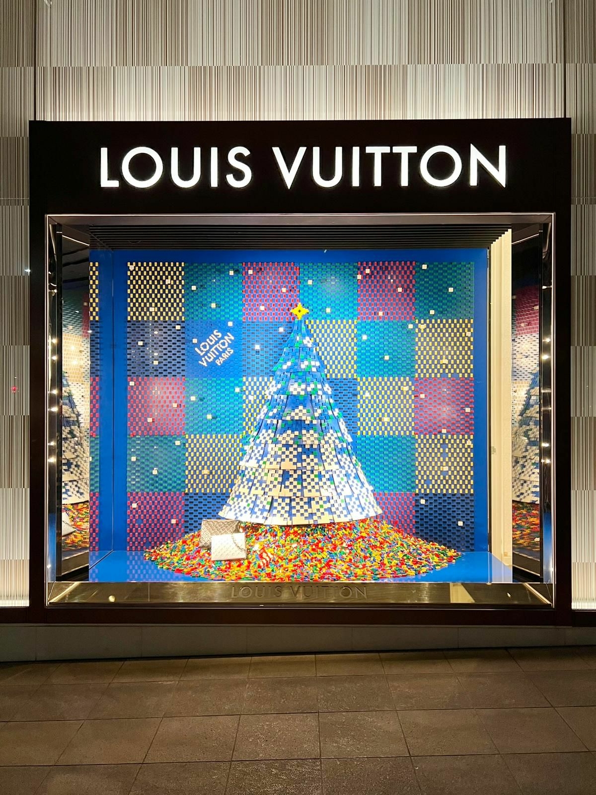 Louis Vuitton hace espectacular alianza con LEGO para decorar sus vitrinas en Navidad