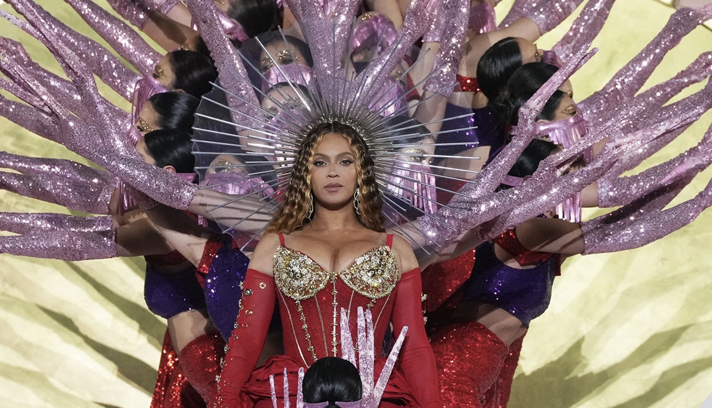 Beyoncé vuelve a los escenarios desatando varios comentarios