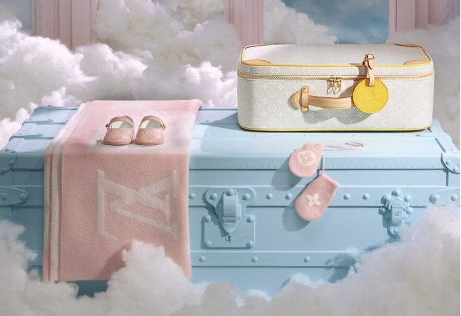 Louis Vuitton tiene colección de ropa para bebé y te vas a