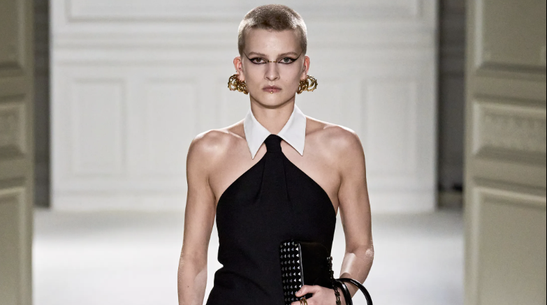 “Black Tie”: Repleta de corbatas, Valentino presenta su colección Fall 2023