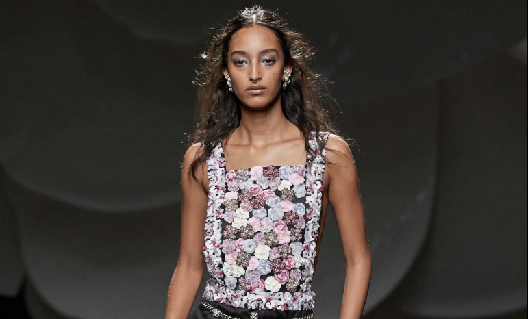 Camelia: La icónica flor de Chanel protagoniza la colección Fall 2023