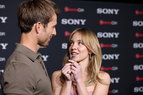 Sydney Sweeney y Glen Powell
