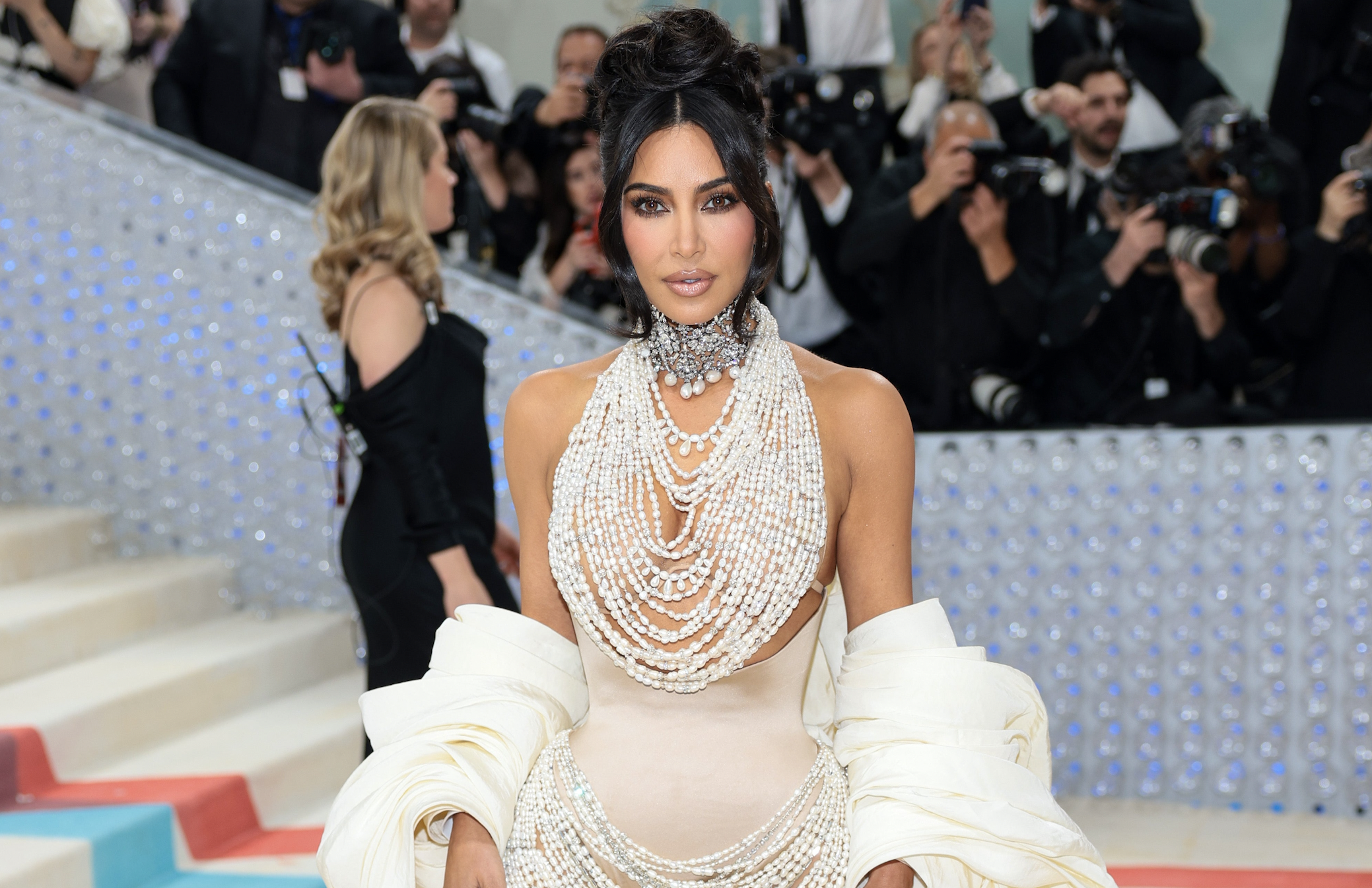 Kim Kardashian lo vuelve a hacer: vuelve a romper su vestido en la MET Gala