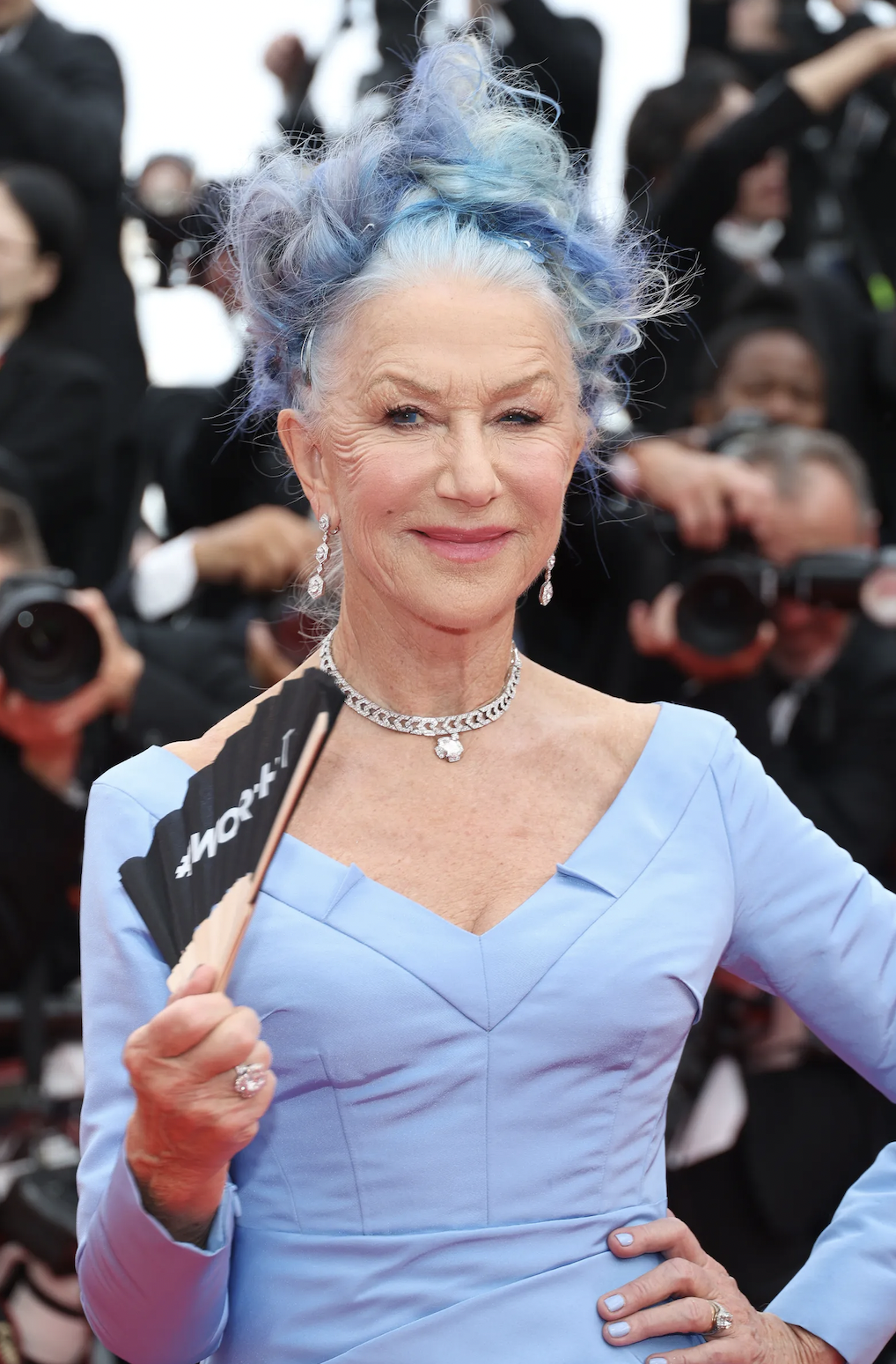 El sorprendente look de Helen Mirren con melena azul