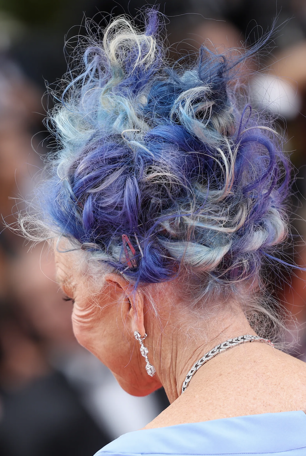 El sorprendente look de Helen Mirren con melena azul