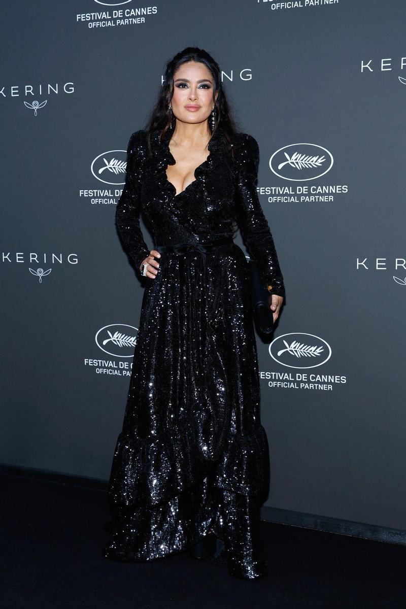 Salma Hayek brilla en la alfombra roja de Cannes con un look de Balenciaga