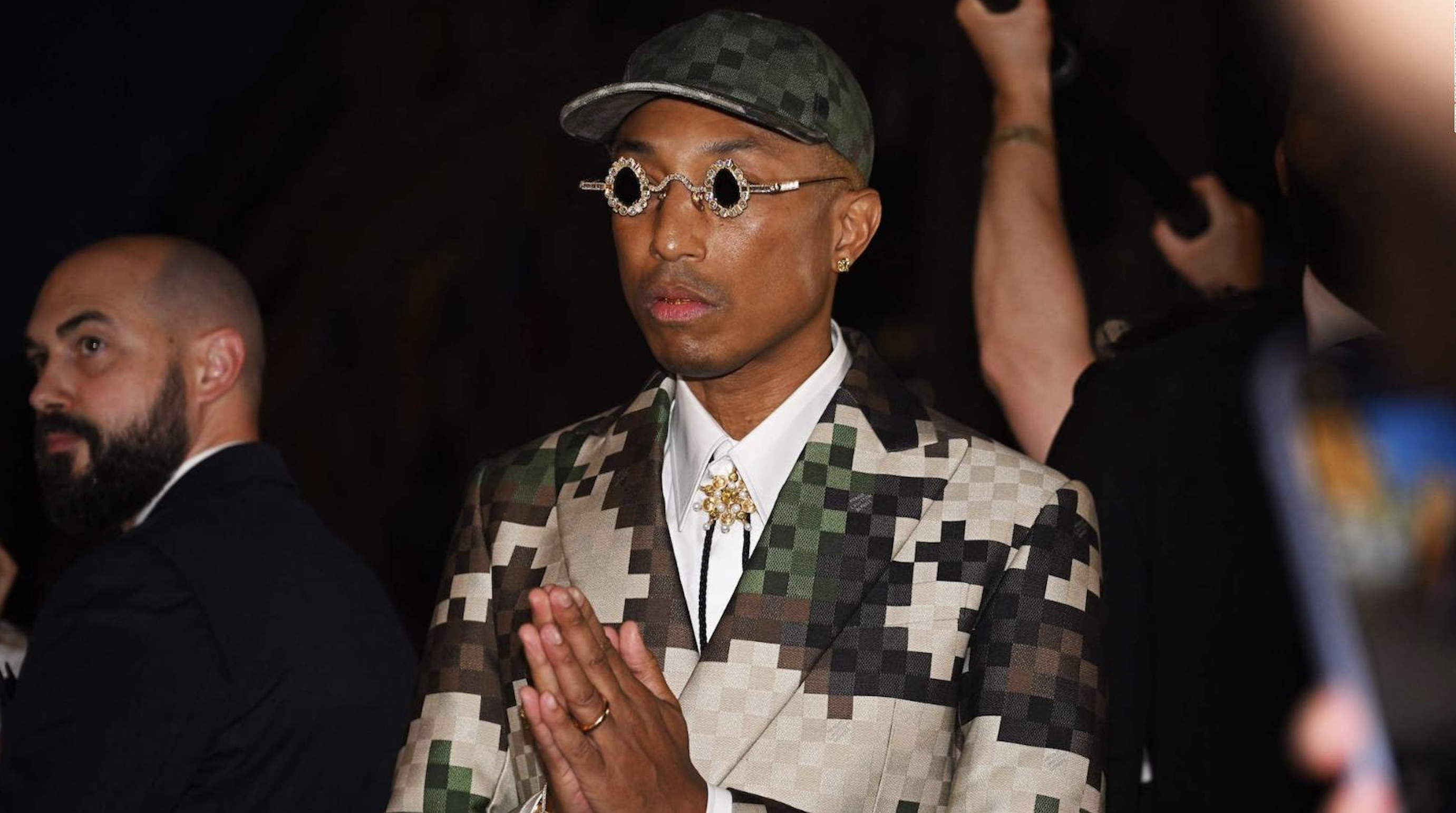 Pharrell Williams revela su visión de Louis Vuitton en el puente más antiguo de París