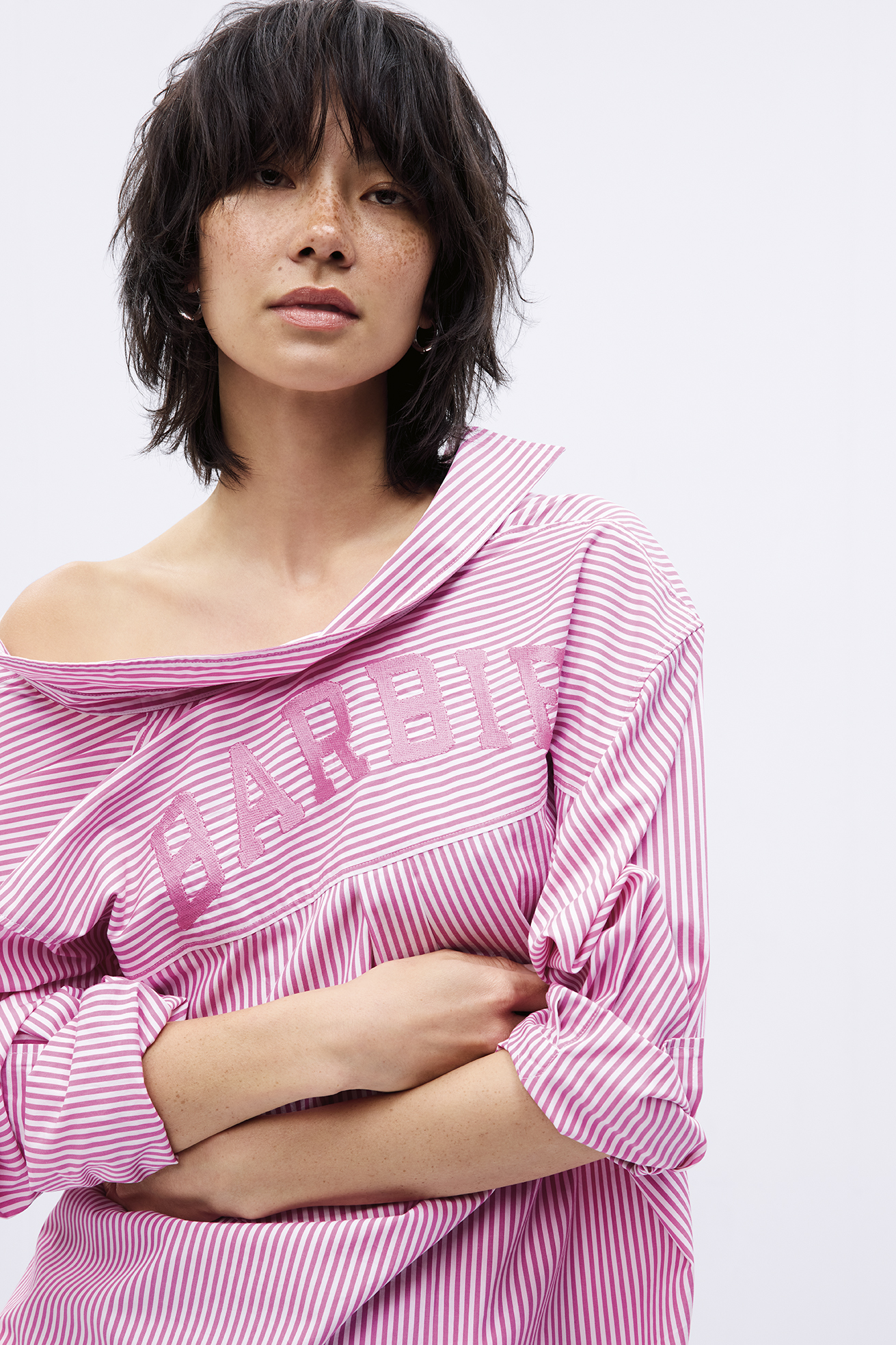 GAP x Barbie: Una colección que convertirá tu armario en el de una Barbie