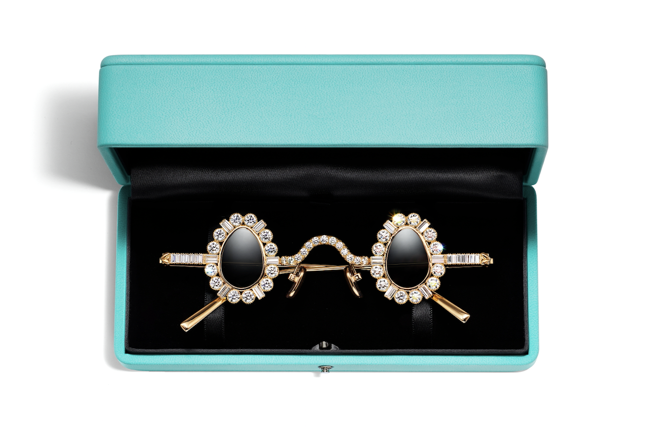 Pharrell Williams luce gafas de Tiffany & Co. en el desfile de Louis Vuitton