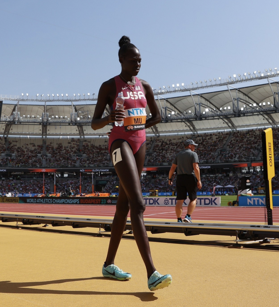 Los tenis Nike cubiertos de Diamantes que usó una atleta norteamericana
